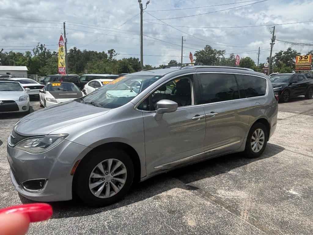 2017 Chrysler Pacifica Touring-L's photo