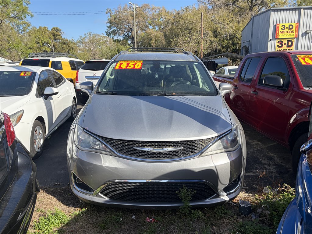 2017 Chrysler Pacifica Touring-L's photo
